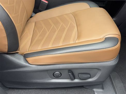 Used 2025 Nissan Pathfinder Platinum image 46