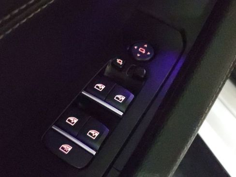 Used 2022 BMW X6 xDrive40i w/ M Sport Package image 24