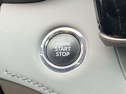 Used 2023 Toyota Highlander LE image 27