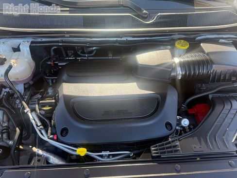 Used 2025 Chrysler Pacifica Select image 33