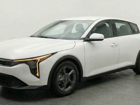 Used 2025 Kia K4 LXS image 3