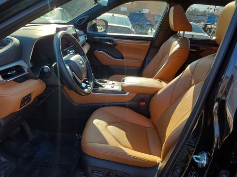 Used 2023 Toyota Highlander Platinum image 17