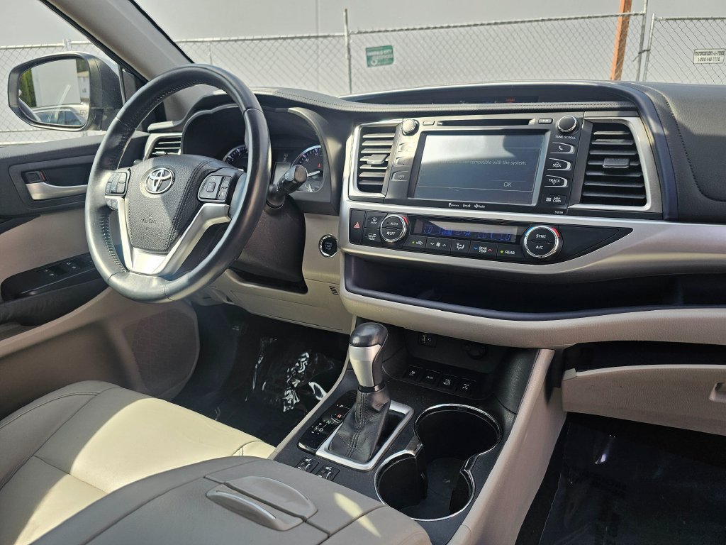 Used 2016 Toyota Highlander XLE AWD/4WD image 11