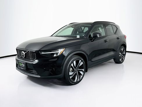 Used 2024 Volvo XC40 B5 Plus w/ Protection Package Premier AWD/4WD image 3
