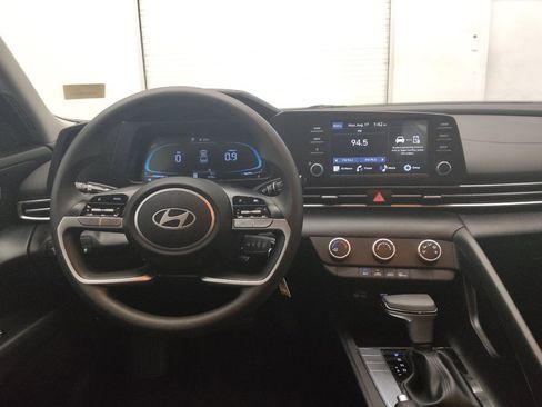 Used 2025 Hyundai Elantra SE FWD image 22