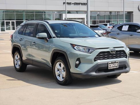 Used 2019 Toyota RAV4 XLE w/ Convenience Package image 3