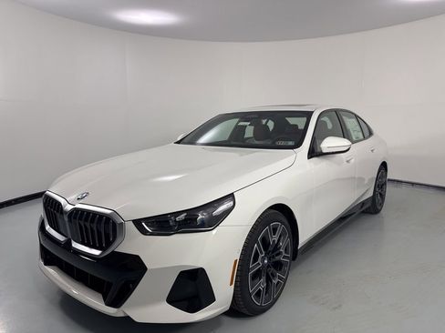 New 2026 BMW 530i xDrive w/ M Sport Package AWD/4WD image 3