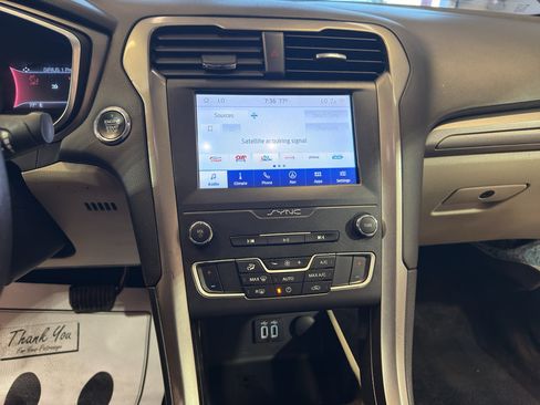 Used 2020 Ford Fusion SE FWD image 19