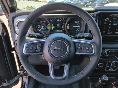 Used 2025 Jeep Wrangler Unlimited Sahara w/ Safety Group AWD/4WD image 18