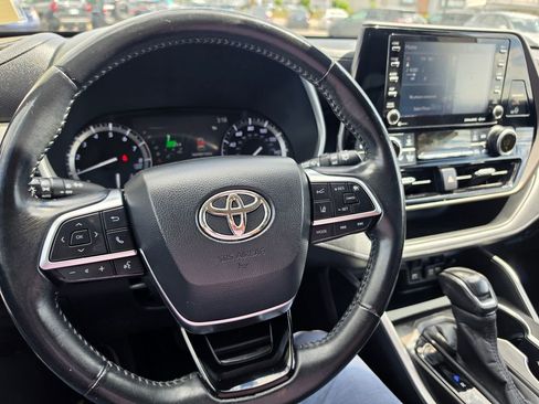 Used 2020 Toyota Highlander XLE AWD/4WD image 19
