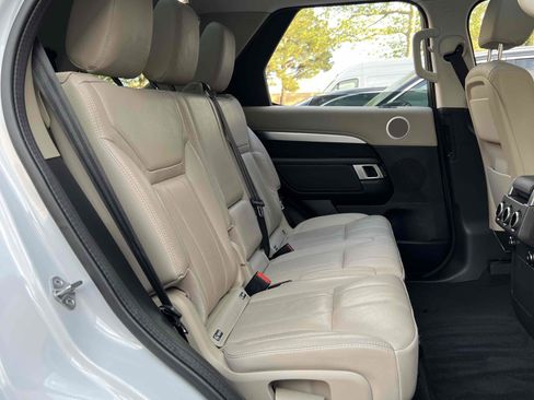 Used 2020 Land Rover Discovery Landmark image 28