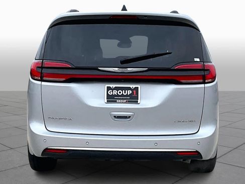 Used 2023 Chrysler Pacifica Limited image 5