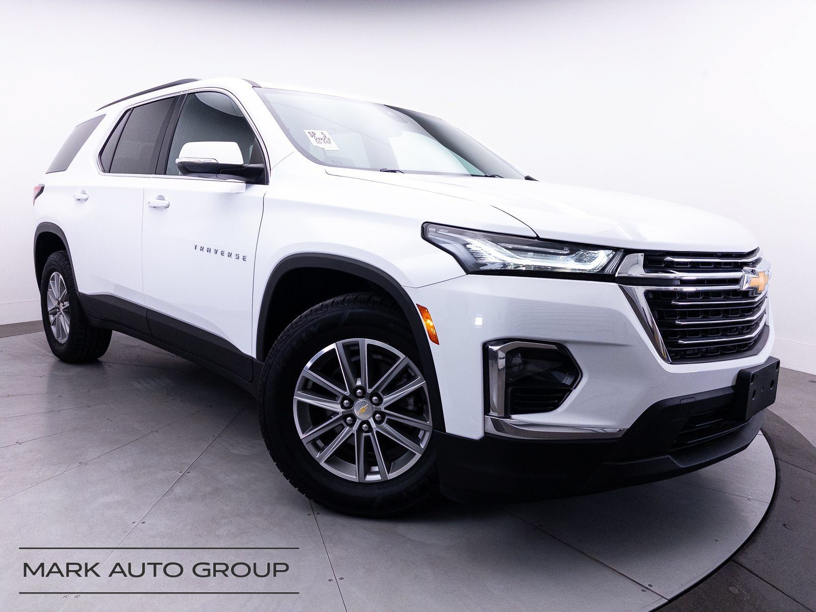 Used 2023 Chevrolet Traverse LT w/ LPO, Cargo Package FWD image 1