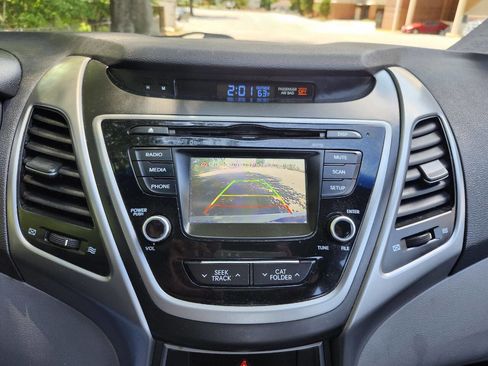 Used 2014 Hyundai Elantra SE w/ Option Group 02 FWD image 11