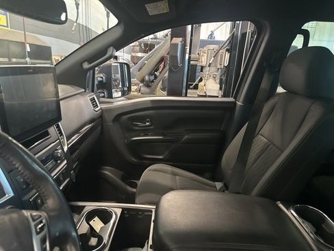 Used 2018 Nissan Titan SV w/ SV Convenience Package image 7