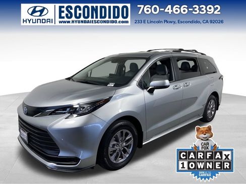 Used 2025 Toyota Sienna LE w/ LE Plus Package FWD image 1