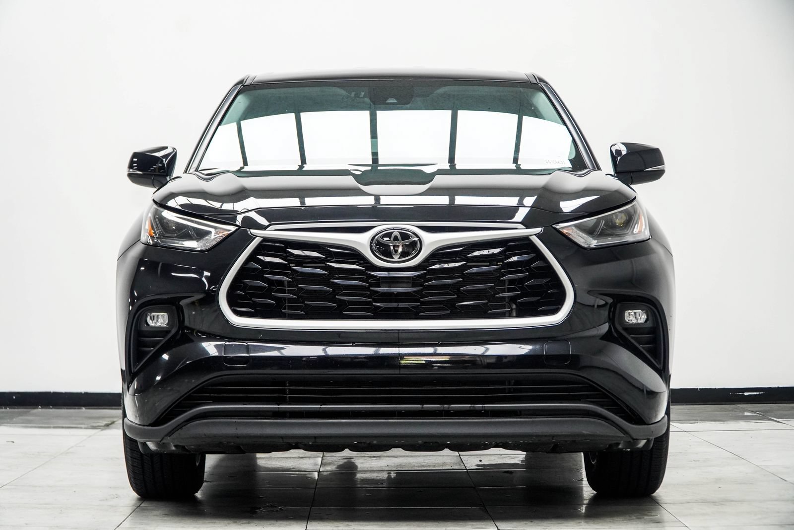 Used 2025 Toyota Highlander LE FWD image 9