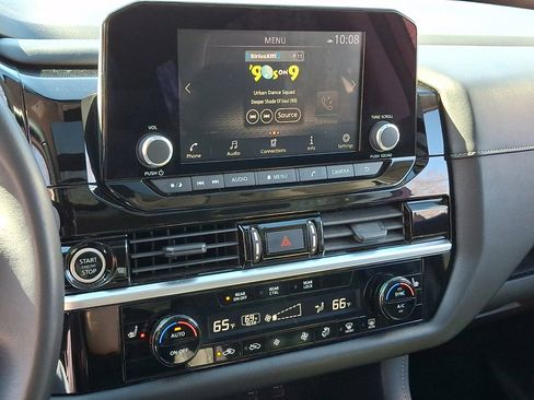 Used 2022 Nissan Pathfinder SV w/ SV Premium Package image 28