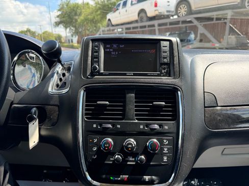 Used 2018 Dodge Grand Caravan SE w/ UConnect Hands-Free Group FWD image 17