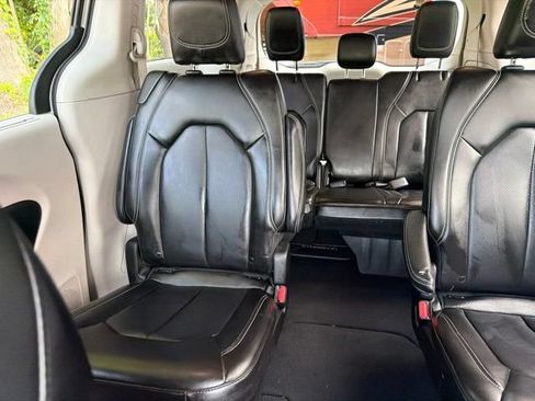 Certified 2023 Chrysler Pacifica Touring-L FWD image 19