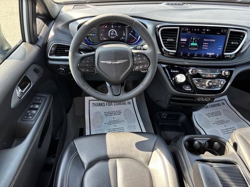 Used 2023 Chrysler Pacifica Touring-L w/ S Appearance Package FWD image 3