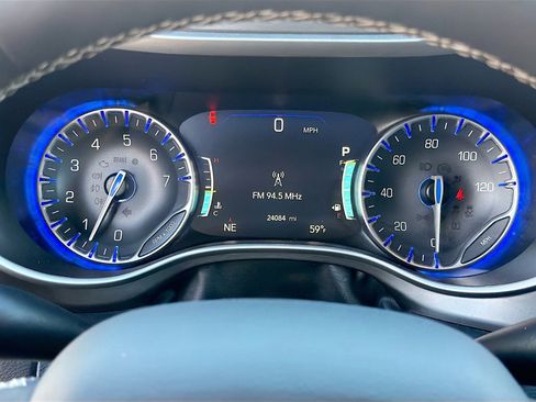 Used 2024 Chrysler Pacifica Touring-L image 39