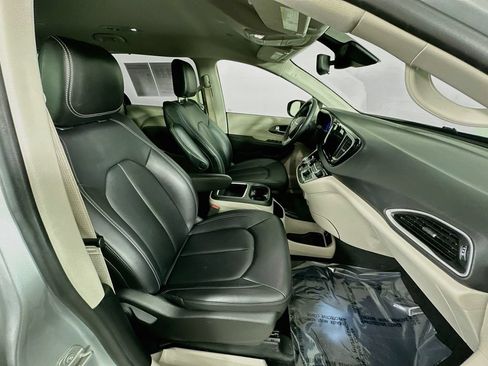 Certified 2024 Chrysler Pacifica Touring-L FWD image 39