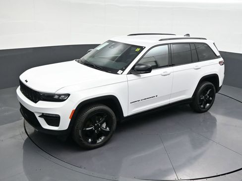 Used 2025 Jeep Grand Cherokee Limited w/ Black Appearance Package image 15