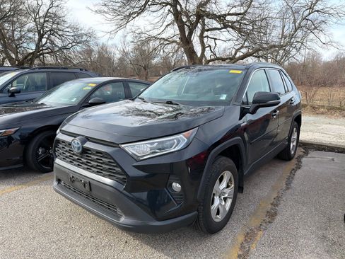 Used 2021 Toyota RAV4 XLE w/ Convenience Package image 9