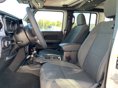 Used 2025 Jeep Wrangler Sahara image 25