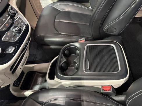 Used 2023 Chrysler Pacifica Touring-L FWD image 88