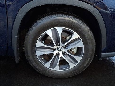 Certified 2024 Toyota Highlander XLE image 12