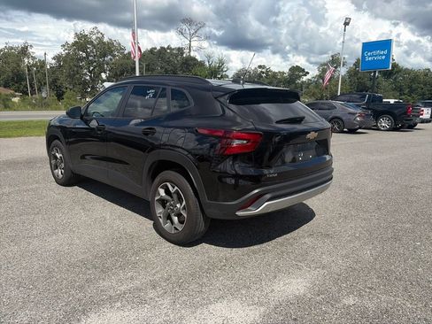 Used 2025 Chevrolet Trax LT FWD image 6