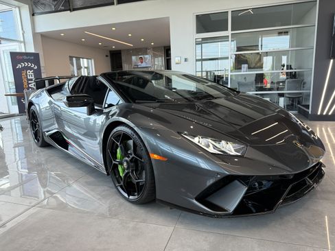 Used 2019 Lamborghini Huracan Performante AWD/4WD image 11