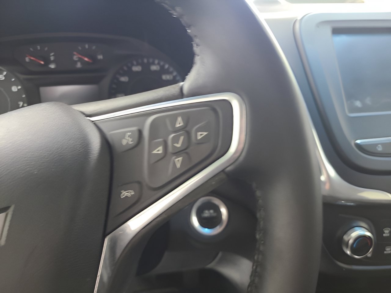 Used 2018 Chevrolet Equinox LT FWD image 25