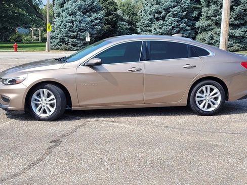 Used 2018 Chevrolet Malibu LT w/ Driver Confidence Package FWD image 2