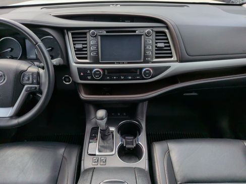 Used 2019 Toyota Highlander XLE AWD/4WD image 35