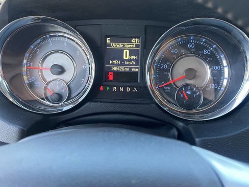 Used 2016 Chrysler Town & Country Touring image 14