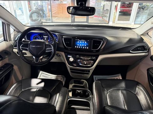 Used 2020 Chrysler Pacifica Touring-L FWD image 15