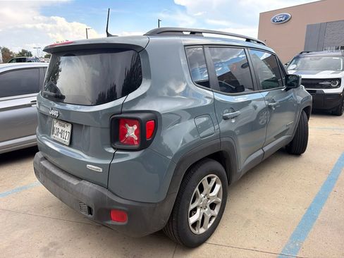 Used 2017 Jeep Renegade Latitude w/ Popular Equipment Group FWD image 3