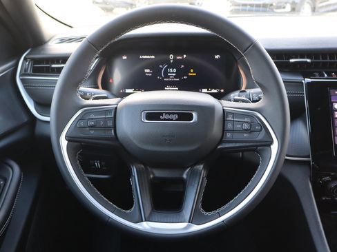 Used 2025 Jeep Grand Cherokee Laredo image 15