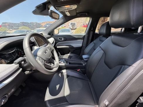 Used 2024 Jeep Compass Latitude AWD/4WD image 9
