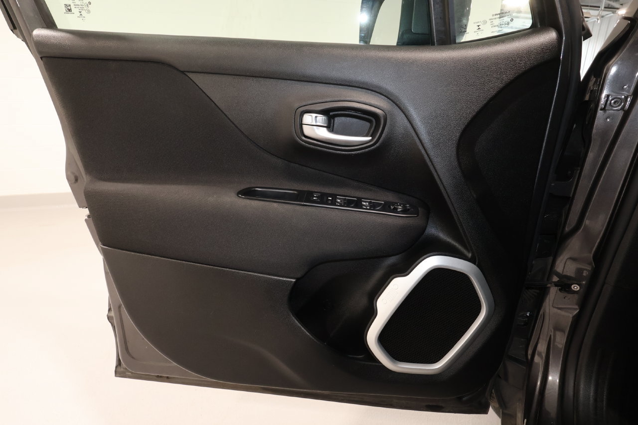 Used 2018 Jeep Renegade Latitude w/ Cold Weather Group AWD/4WD image 12