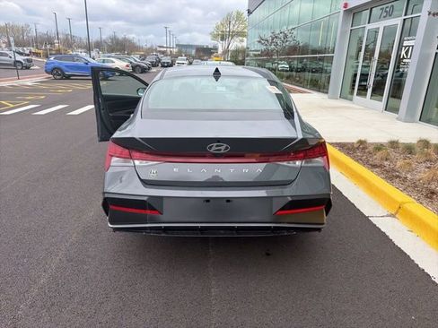 Used 2025 Hyundai Elantra SEL image 11