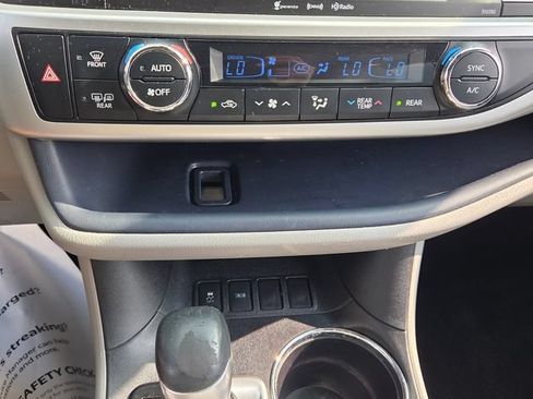 Used 2019 Toyota Highlander XLE FWD image 19