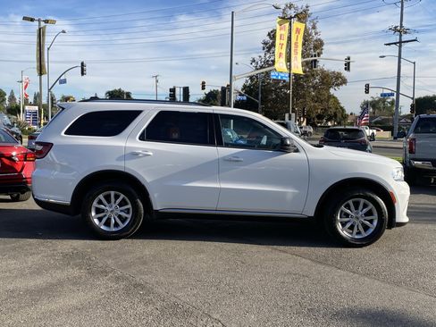 Used 2023 Dodge Durango SXT image 2