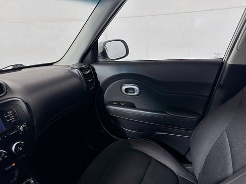 Used 2018 Kia Soul FWD image 21