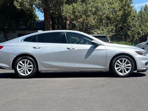 Used 2017 Chevrolet Malibu LT FWD image 3