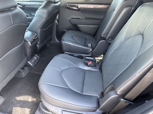 Used 2026 Toyota Highlander Platinum AWD/4WD image 14