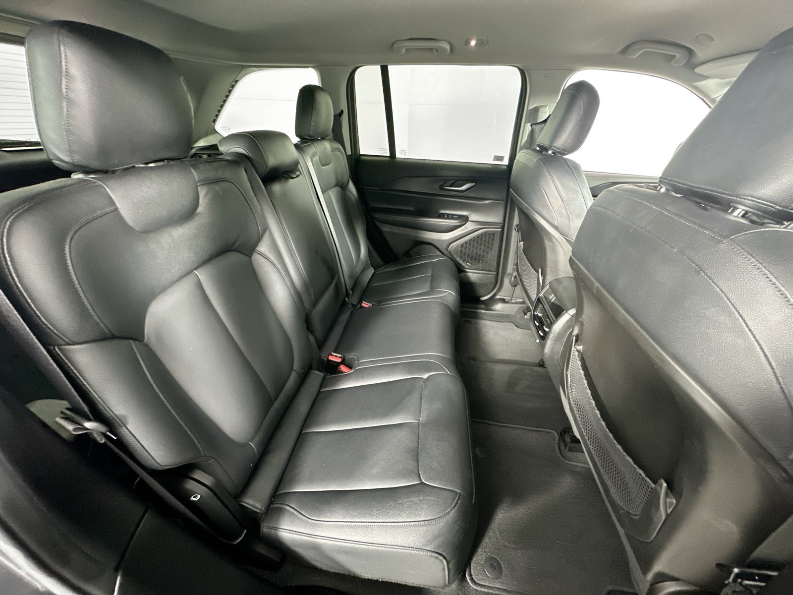 Used 2023 Jeep Grand Cherokee Laredo AWD/4WD image 24
